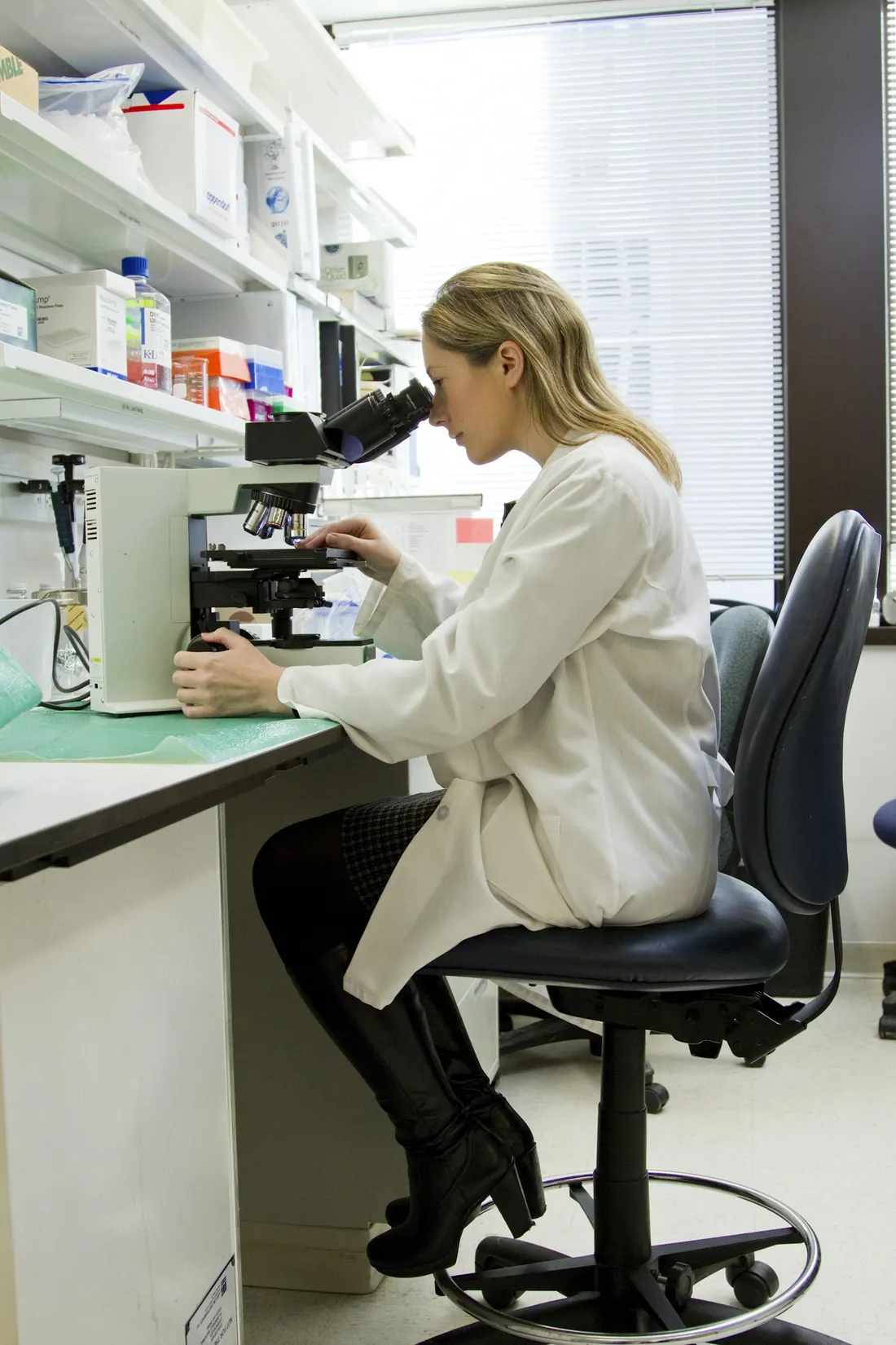 Profesional observando una muestra en el microscopio